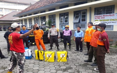 Bekerja Sama dengan Pramuka Peduli Jogja SMK Koperasi Yogyakarta Kembali Melakukan Penyemprotan Disinfektan